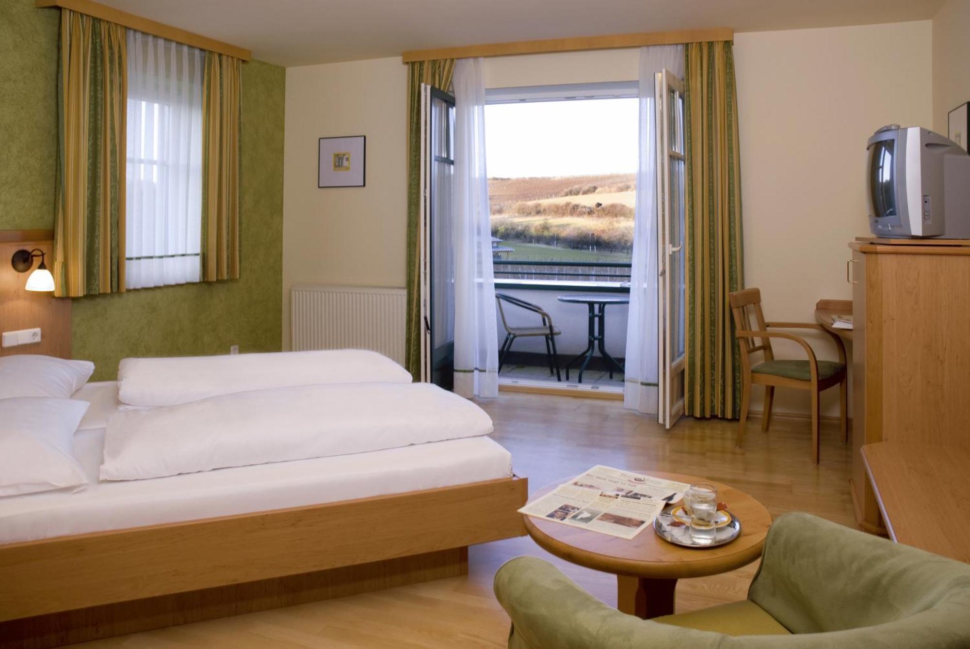 Hotel Neustifter Poysdorf Ngoại thất bức ảnh