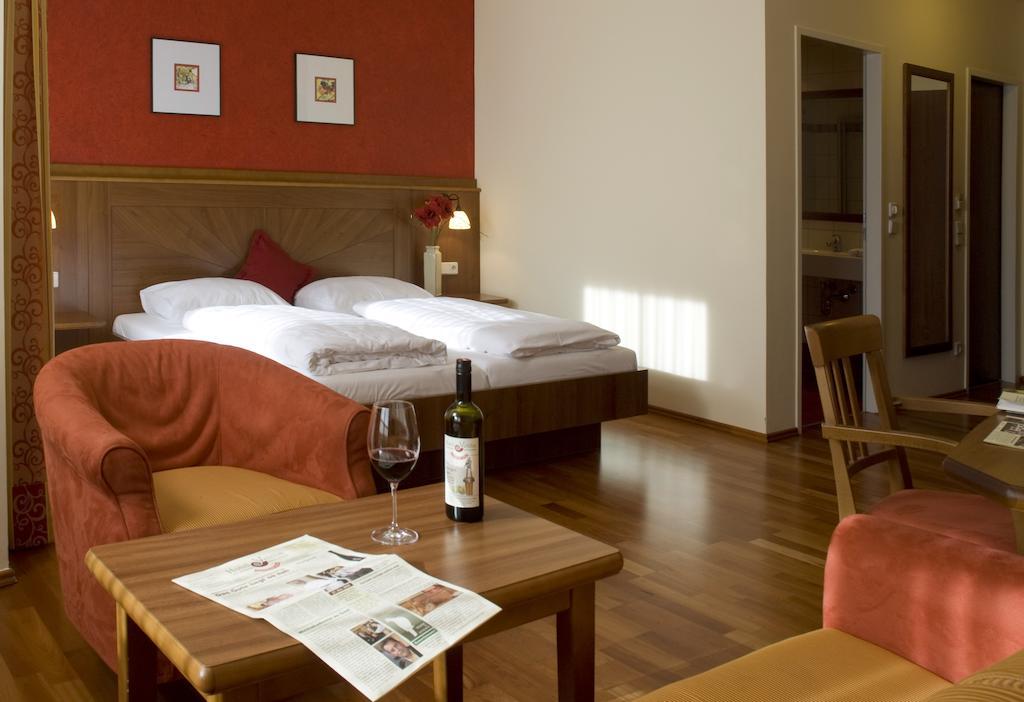Hotel Neustifter Poysdorf Ngoại thất bức ảnh